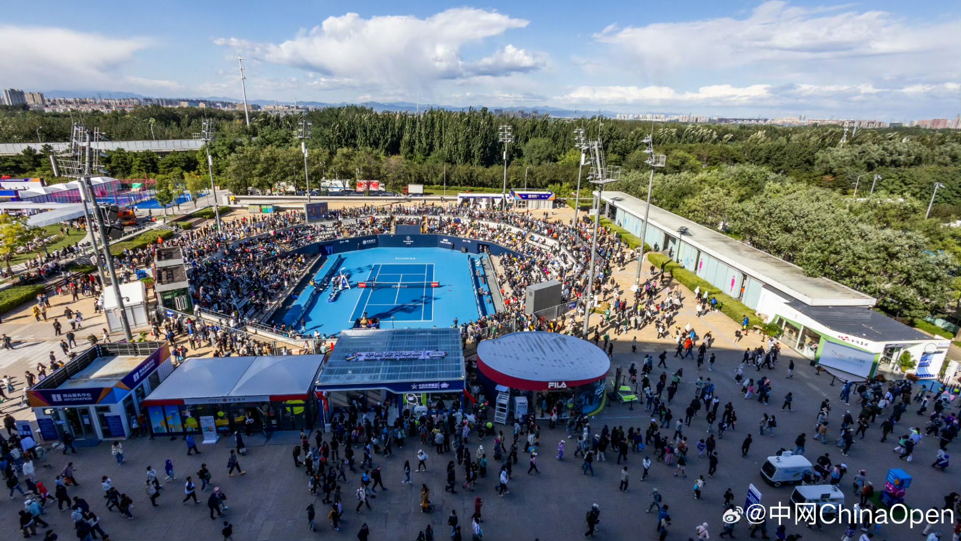 世俱杯参赛资格-场面火爆！网球观众席沸腾不已