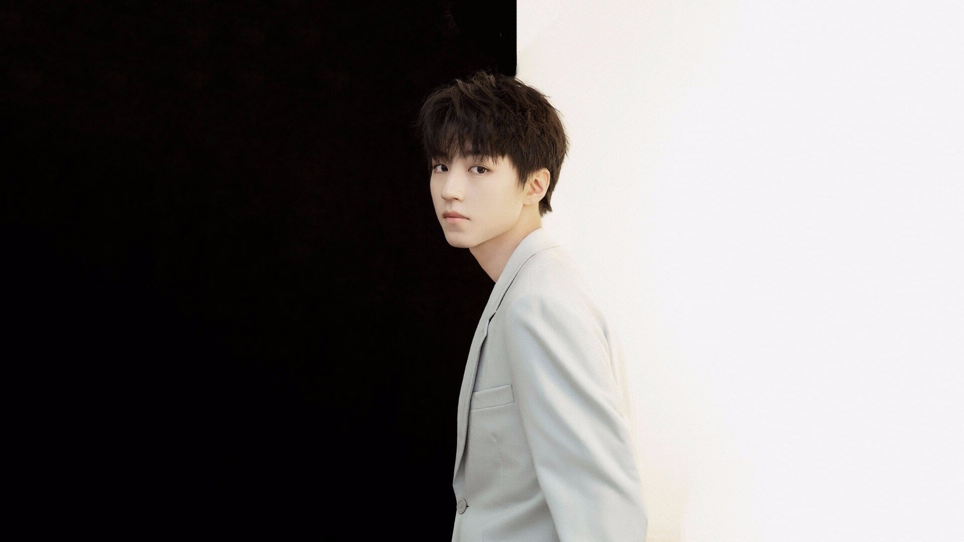 世俱杯-铁壁围城!爱德华兹关键先生本色闪耀,篮网制霸山西诠释现代篮球真谛